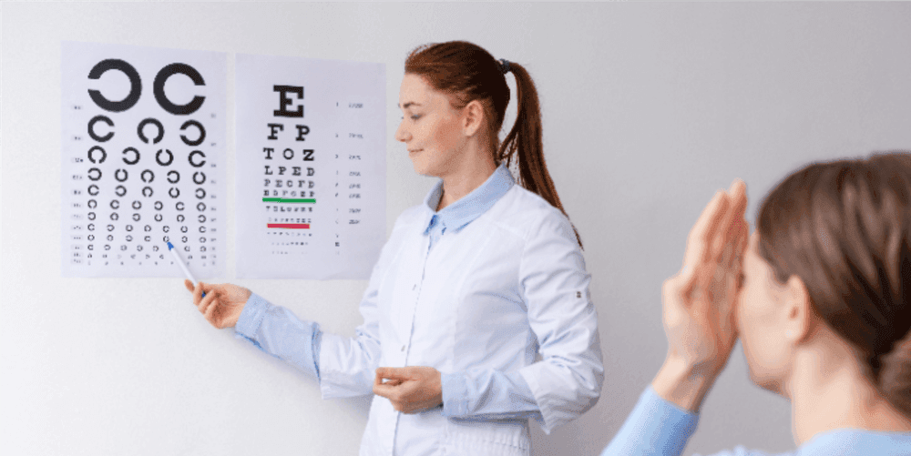  
فحص العين للمريض المصاب بالسكري - Healthcare service image