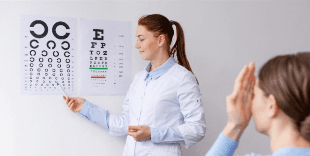  
فحص العين للمريض المصاب بالسكري - Healthcare service image