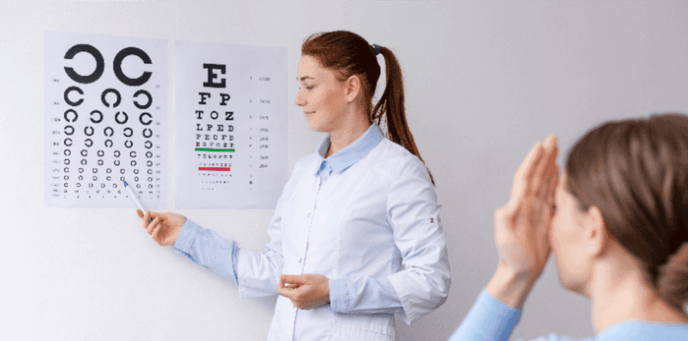  
فحص العين للمريض المصاب بالسكري - Healthcare service image