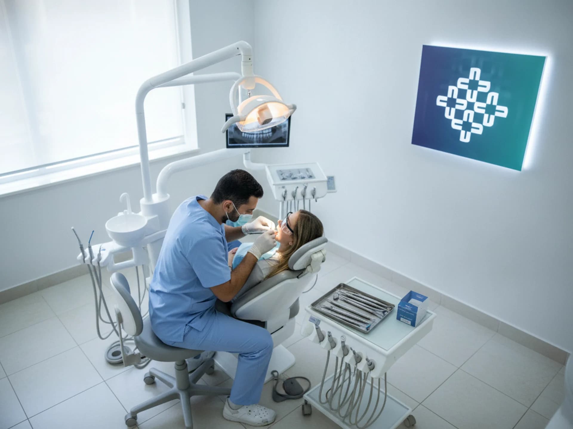 تنظيف وتبييض الأسنان لشخصين تنظيف وتبييض الأسنان لشخصين - Healthcare service image